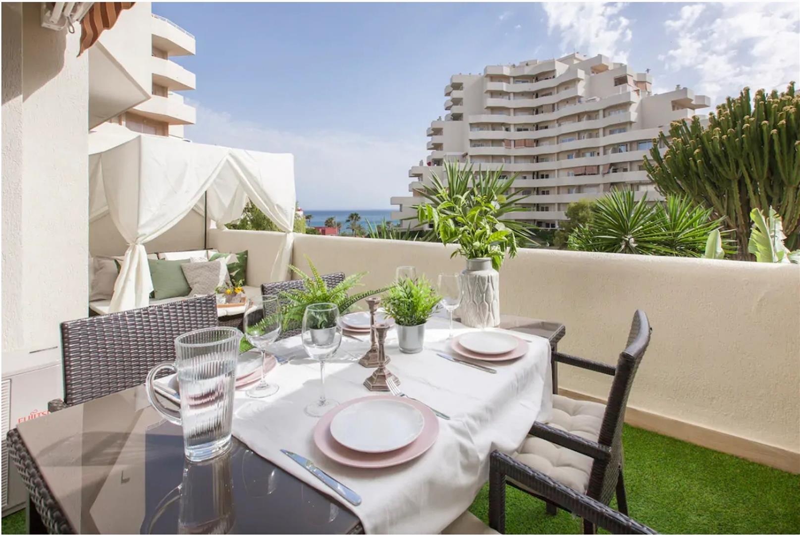 Modern apartment for sale in Benalbeach with sea views