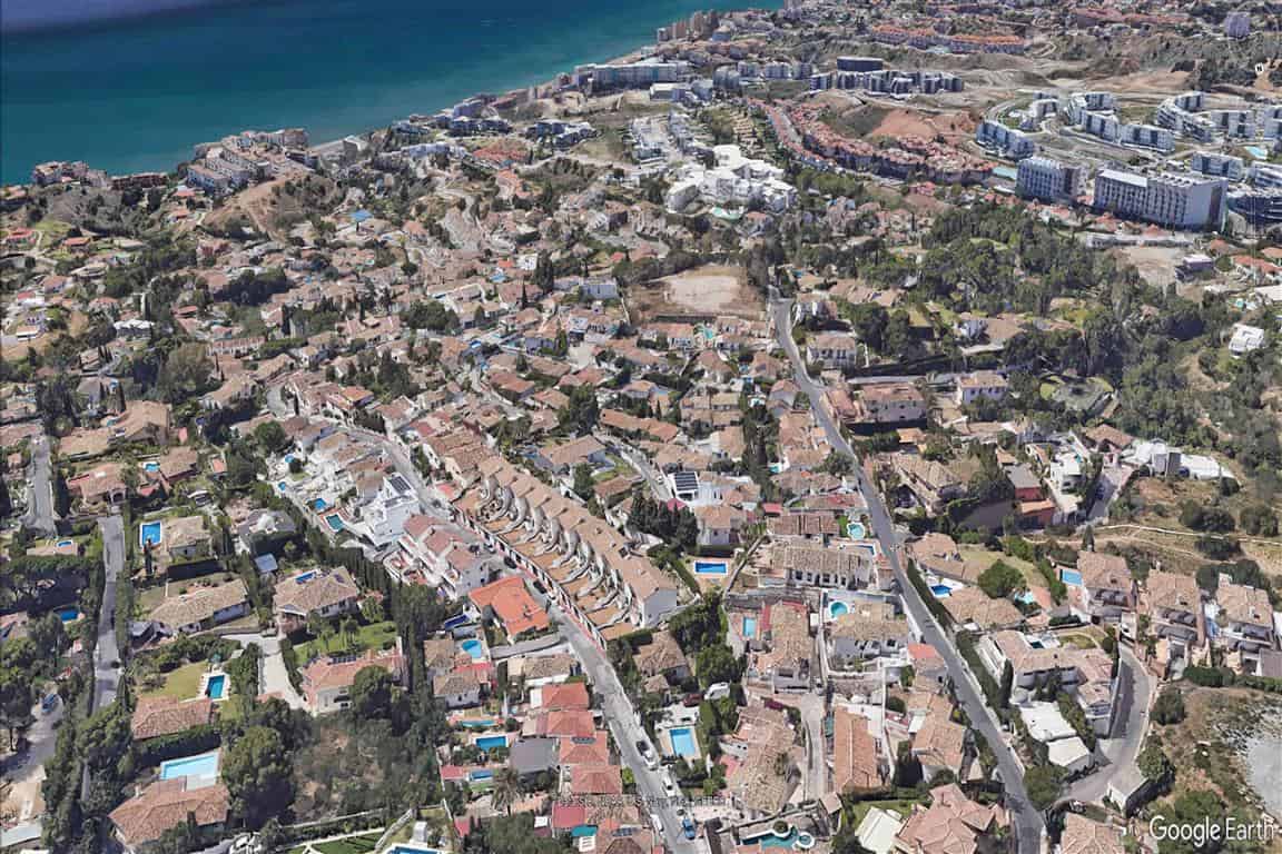 Villas in Torremar for sale and a map showing the area Villas in Torremar for sale and a map showing the area